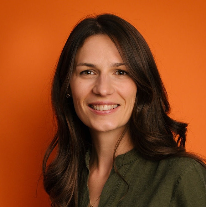 Portrait of Pamina Sulzberger mediator and leadership coach smiling and looking at the camera