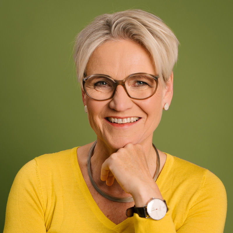 Portrait of Susann Bongers mediator and leadership coach smiling and looking at the camera